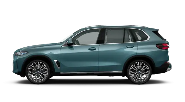 BMW X5 G05 LCI w kolorze zielonym, widok z boku, na czarnym tle.