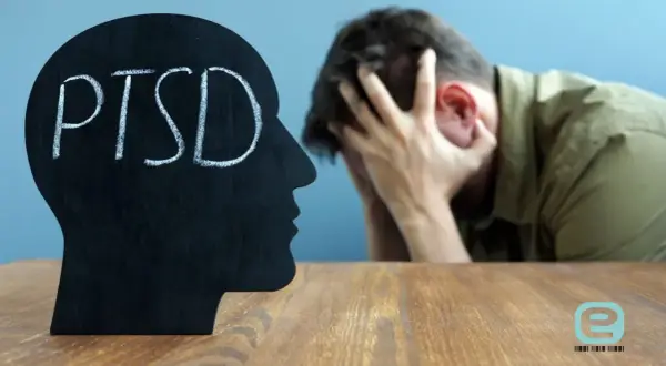 Sylwetka głowy z napisem PTSD, obok mężczyzna w rozpaczy. Szukamy leków na PTSD.