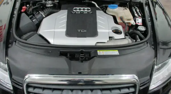 Silnik V6 2.7 TDI Audi A6 C6 z otwartą maską i widocznym zbiorniczkiem płynu chłodniczego.