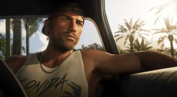 Jason z GTA 6 w czapce i podkoszulku jedzie samochodem przez słoneczne miasto z palmami.