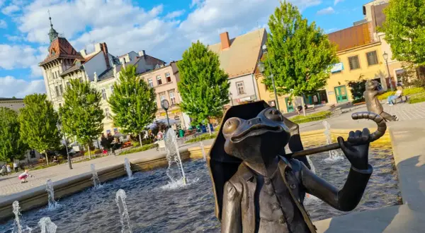 Żaba z parasolką i fontanny na Rynku w Bielsku-Białej. Urokliwe bielsko-biała atrakcje zachęcają do spacerów.
