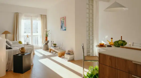 Ideas para como separar cocina y salón sin pared: una pared de bloques de vidrio y una isla de cocina crean una división sutil y luminosa.
