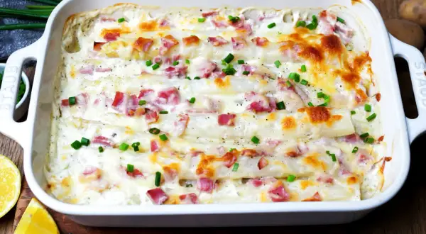 Ein köstlicher Spargel Auflauf mit Schinken und Käse überbacken, garniert mit Schnittlauch.