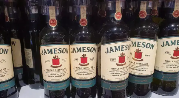 Rząd butelek Jameson Triple Distilled Irish Whiskey. Idealne na prezent lub do domowego barku, to dobre whisky z Biedronki.