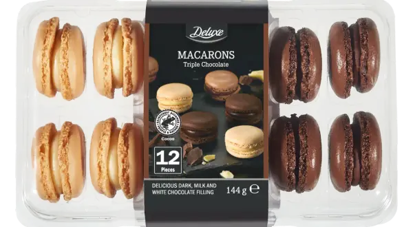 Opakowanie 12 makaroników Deluxe Triple Chocolate, z jasnymi i ciemnymi ciasteczkami.