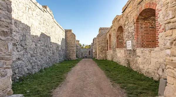 Kamienne mury i łuki zamku Tenczyn w Rudnie tworzą malowniczą ścieżkę.