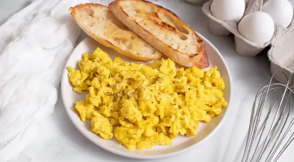 Uova strapazzate leggere e gustose, perfette per una dieta equilibrata. Accompagnate da pane tostato.