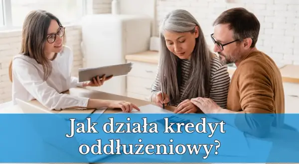 Doradca omawia z parą prywatny kredyt oddłużeniowy. Kobieta z siwymi włosami podpisuje dokumenty, mężczyzna patrzy z uwagą.