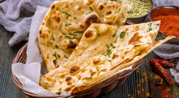 Chlebek naan jak z restauracji? Zrób go w domu! Przepis krok po kroku