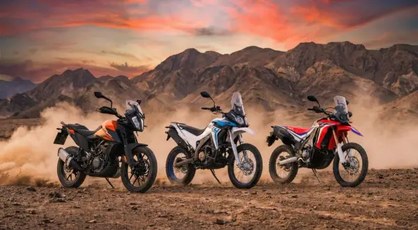 Tres motos de aventura en el desierto, con polvo levantado. La Voge 300 Rally opiniones son positivas para esta aventura.