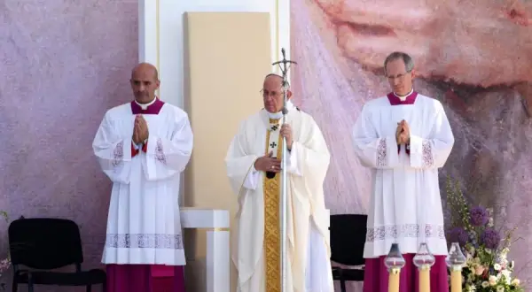 Co oznacza postawa stojąca w kościele i jej duchowe znaczenie