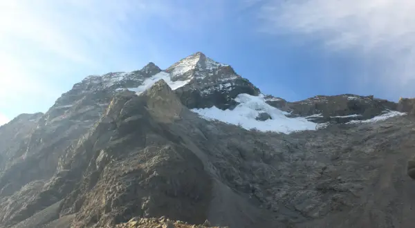 Majestätischer Pico Cristóbal Colón, bedeckt mit Schnee und Eis, ragt unter einem blauen Himmel mit zarten Wolken auf.