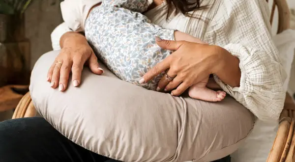 Poofi czy Motherhood? Poduszka do karmienia wybierz świadomie!