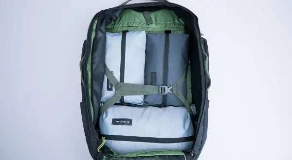 Mochila abierta con organizadores de tela en su interior.