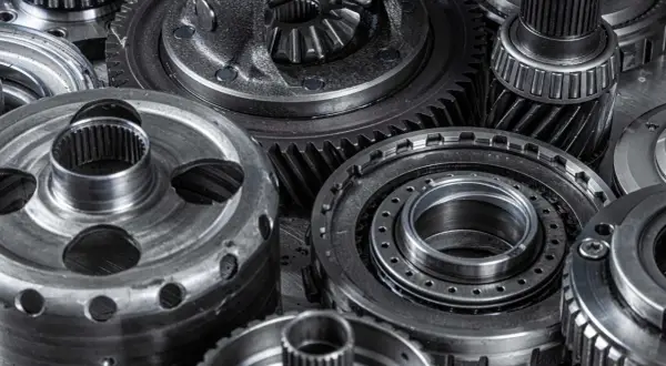 Metalowe części mechaniczne, w tym koła zębate i elementy dyferencjału torsen, tworzą skomplikowaną kompozycję.