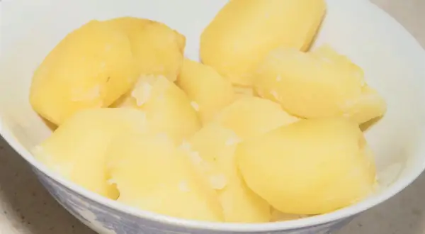 Ugotowane ziemniaki w misce, gotowe do podania. Prosty sposób, jak ugotować ziemniaki na obiad.
