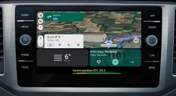 Schermo auto con navigatore Google Maps, meteo e radio. La radio per Android Auto mostra "Fammi ascoltare RTL 102.5".