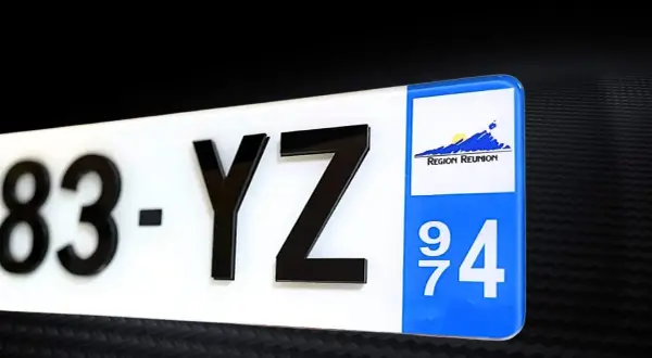 Plaque d'immatriculation noire avec le numéro 83-YZ et le logo de la Région Réunion. Une amende pourrait être évitée avec une plaque lisible.