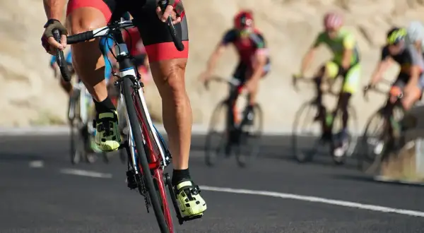 Ciclisti in gara, un'ottima opzione per chi cerca tabelle per dimagrire in bicicletta e migliorare la propria forma fisica.