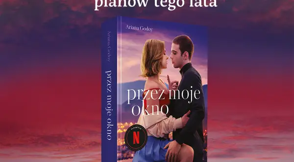 Okładka książki "Przez moje okno" z parą w romantycznym uścisku na tle zachodzącego słońca. Idealna lektura na lato.