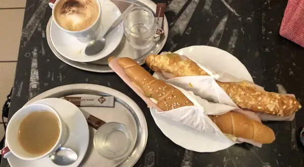 Dwa kawy i trzy kanapki na talerzu. Idealne miejsce, gdzie zjesc w Wiedniu tanio i smacznie.