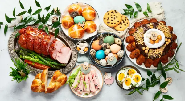 Wielkanocne przekąski: pieczony schab, jajka, babeczki, ciasto i słodkości.