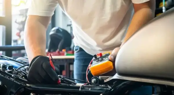 Jak długo ładować akumulator motocyklowy 12V? Pełny poradnik!