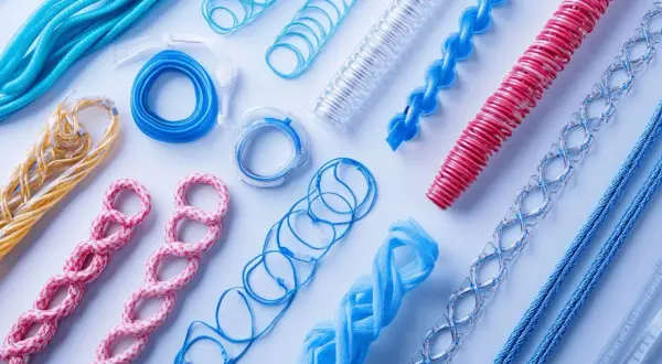 Divers stents médicaux de différentes couleurs et formes. La question "combien de stents peut-on recevoir" reste ouverte.