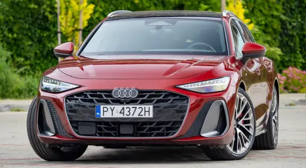 Czerwone Audi z silnikiem 3.0 TFSI. Wady i zalety tego napędu to temat dyskusji wśród kierowców.