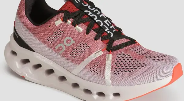 Różowy but sportowy z czarnymi sznurówkami i napisem "Cloudsurfer 7" na języku. Wyjątkowa podeszwa z technologią CloudTec.