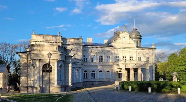 Pałac w Kościelcu, miejscowość o bogatej historii, prezentuje się okazale w blasku zachodzącego słońca.