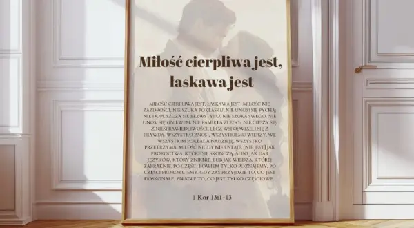 Obraz przedstawia cytaty z Biblii o miłości małżeńskiej, z fragmentem 1 Kor 13:1-13, ozdobiony subtelnym wizerunkiem pary.