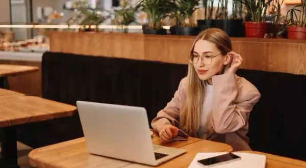 Jak sprawdzić numer KRS i uniknąć oszustw w Internecie
