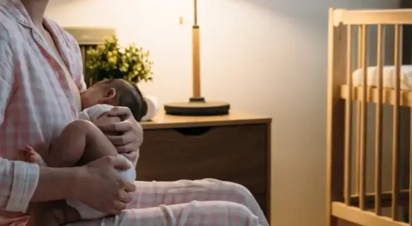 Kiedy dziecko zaczyna przesypiać noce? Odkryj przyczyny i porady