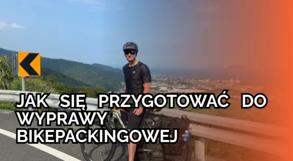Mężczyzna z rowerem na górskiej drodze, przygotowuje się do wyprawy bikepackingowej. Informacje o rowerze i trasie.
