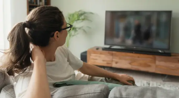 Jaki rozmiar telewizora 4K do salonu? Uniknij błędu!