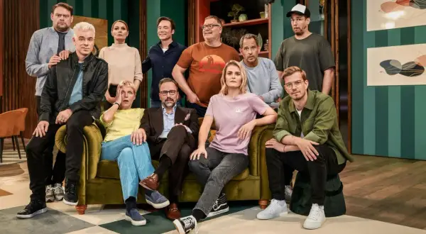 Die lol staffel 4 teilnehmer posieren auf einem Sofa und einem Hocker.