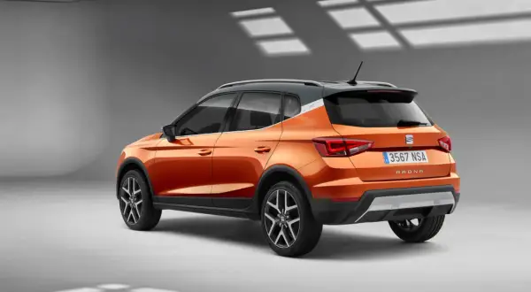 Pomarańczowy Seat Arona z szarym dachem, widok z tyłu. Sprawdź atrakcyjną seat arona cena!