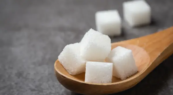 Un morceau de sucre: poids, calories, équivalences. Tout savoir!