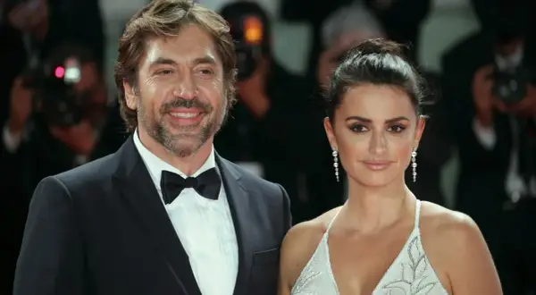 Javier Bardem y Penélope Cruz, padres de dos hijos, posan sonrientes en un evento.