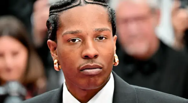 A$AP Rocky z warkoczykami i złotymi kolczykami, gwiazda, która mogłaby pojawić się na CLOUT FESTIVAL LINEUP.