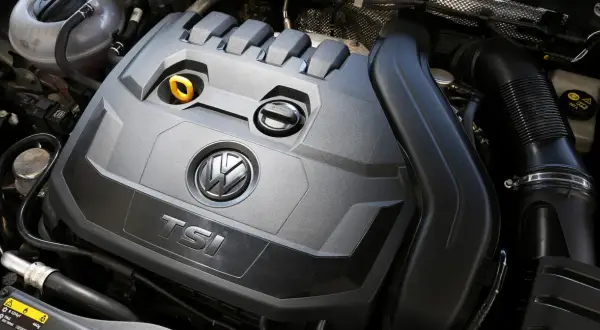 Silnik 1.5 TSI Volkswagena z widocznym logo i oznaczeniem TSI.