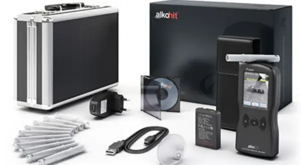 Alkomat z akcesoriami: walizka, ładowarka, ustniki, kabel USB, bateria, płyta CD i etui.