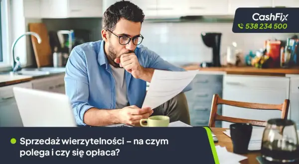 Mężczyzna analizuje dokumenty, zastanawiając się nad sprzedażą długów. Firma CashFix oferuje pomoc.