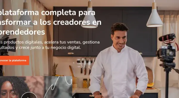 Chef sonriente graba contenido para su negocio digital. Esta plataforma es tu CTA para crecer.