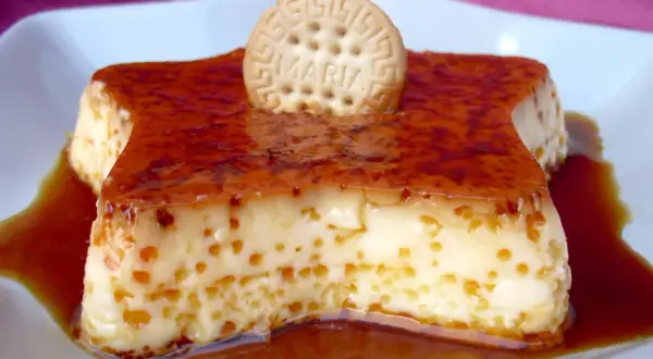 Delicioso flan de huevo casero con caramelo líquido y una galleta María. Una receta fácil y tentadora.