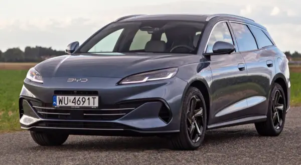 Szary BYD Seal U DM-i, elektryczny SUV, prezentuje się na drodze. Sprawdź jego cenę!