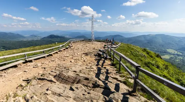Szczyt Tarnicy z krzyżem i widokiem na Bieszczady.