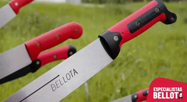 Varios machetes Bellota, una herramienta esencial para el campo, con mangos rojos y hojas de metal plateado.