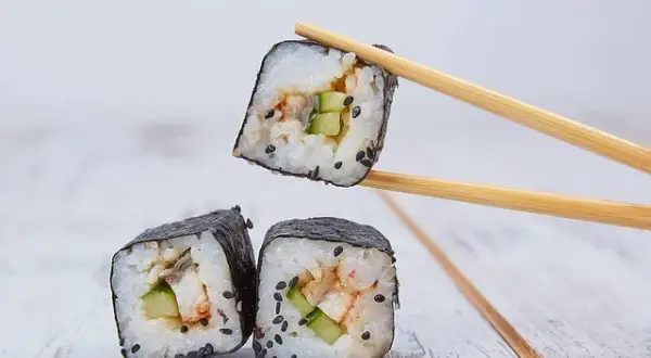 Ile kalorii ma rolka sushi? Zaskakujące różnice w kaloryczności
